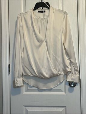Creme/white silky Blouse long sleeves longer in back
